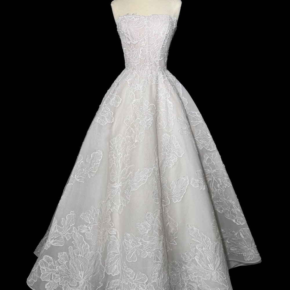 Preloved US 4 Anna Augusta Custom Made Embroidery Lace Bridal Gown
